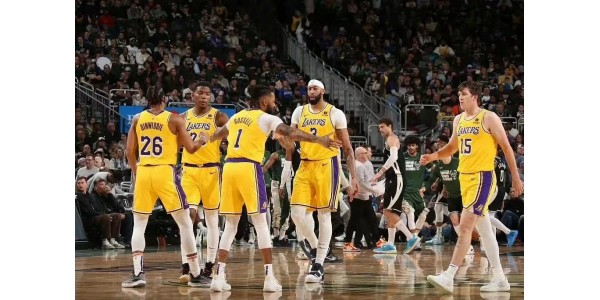 Lakers' ambitioner er høje, James er fraværende, men de vinder stadig med viljestyrke